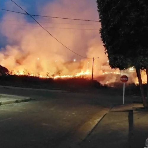 IncÃªndio de grande proporção atinge vegetação perto de casas e assusta moradores em Colinas