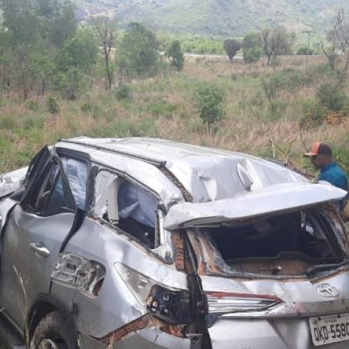 Senador Irajá Abreu e sua esposa sofrem acidente de carro no sul do Tocantins; motorista morre no local