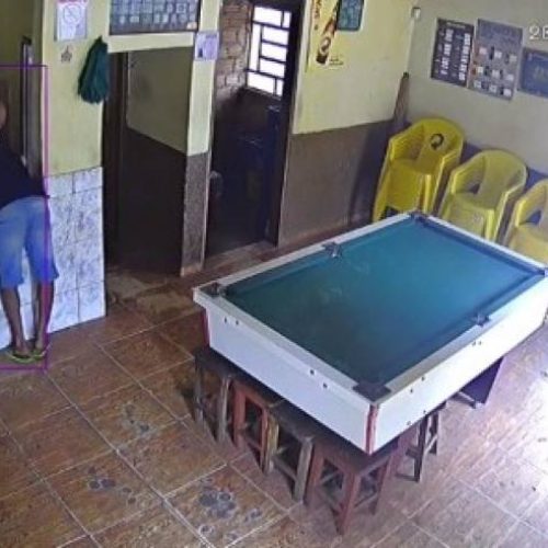 Vídeo mostra roubo em bar de Colinas; dono é golpeado, cai no chão e tem seus pertences levado por criminoso