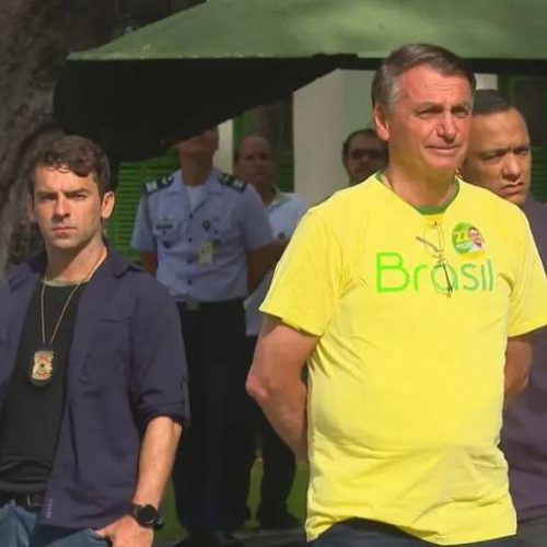 Bolsonaro votar na Vila Militar, Zona Oeste do Rio e afirma que a "Expectativa é de vitória"