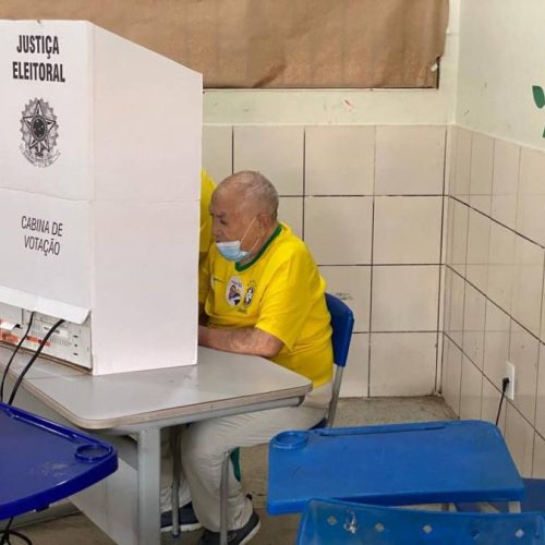 Siqueira Campos fala com Bolsonaro por vídeo chamada antes do voto, "Vamos para a vitória"