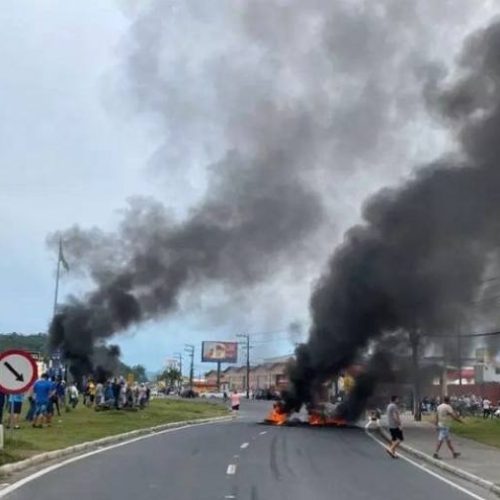 Após derrota de Bolsonaro, caminhoneiros fecham estradas em vários pontos do país; confira