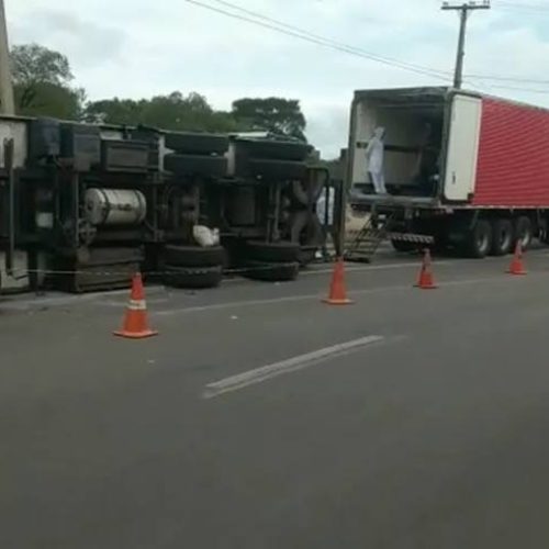 Caminhão de carne tomba entre quadras da capital; veja