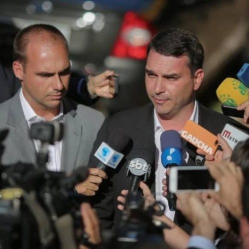 Filhos do presidente, Flávio Bolsonaro e Eduardo Bolsonaro, ambos políticos, solicitam cidadania italiana