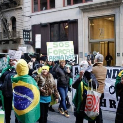 Manifestantes bolsonaristas hostilizam ministros do STF na porta de hotel em Nova York