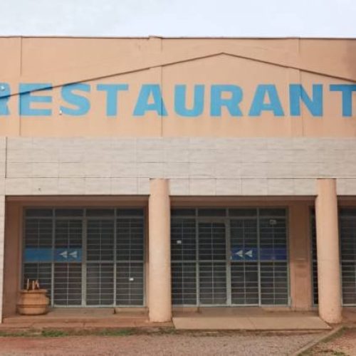 "Não sei onde irei sentar.Irei comer debaixo d'água", diz morador de rua sobre restaurante comunitário ficar fechado por 180 dias