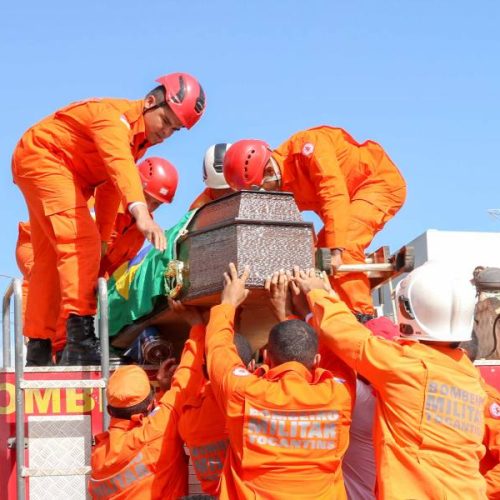 Corpo de Bombeiros Militar homenageia aluno-soldado Pereira durante funeral; jovem morreu durante treinamento na Ponte da Amizade