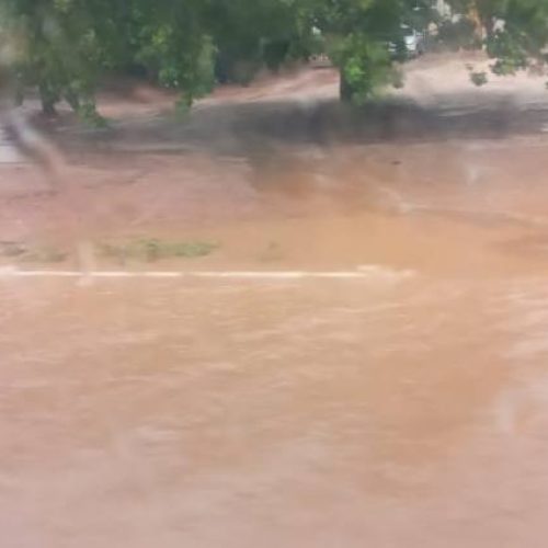 Alagamento: Palmas amanhece debaixo de forte chuva