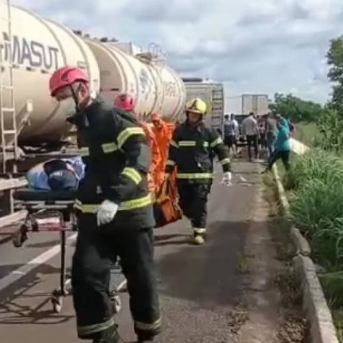 BR-153: batida frontal entre caminhões deixa dois motoristas feridos