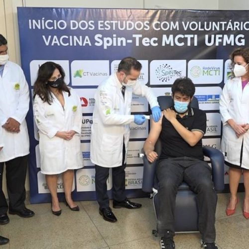 Com primeira dose para trÃªs voluntários, UFMG e MCTI iniciam estudos clínicos da SpiN-TEC; primeiro imunizante desenvolvido com insumos nacionais