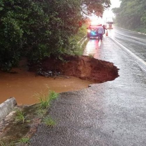 Cratera destrói acostamento e avança em trecho da BR-153 em WanderlÃ¢ndia