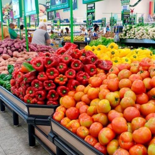 Vilões da inflação, tomate e cenoura registram queda nos preços e frutas registram alta; entenda por que