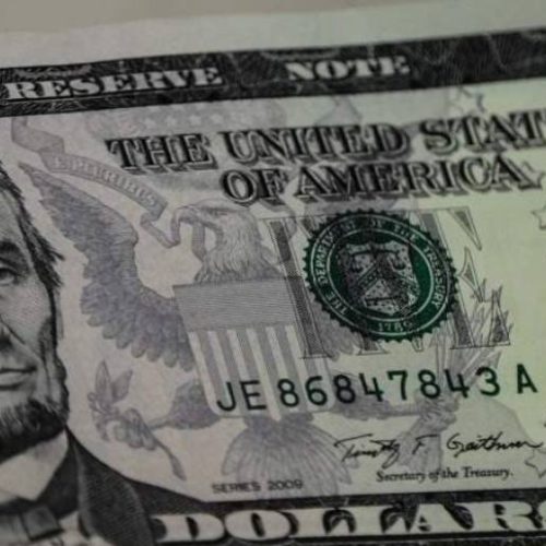 Cotação do dólar sobe 1,3% e fecha a R$ 5,28