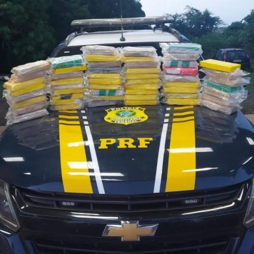 PRF encontra 53 tabletes de pasta base de cocaína escondidos em compartimento de carro de passeio