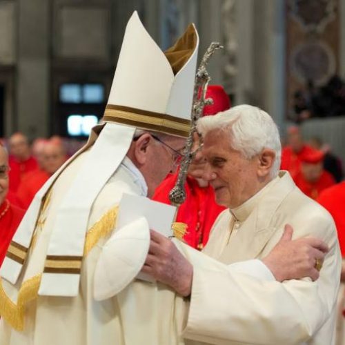 "Rezemos por Bento XVI, ele está doente e no silÃªncio apoia a Igreja" pede Papa Francisco durante audiÃªncia geral