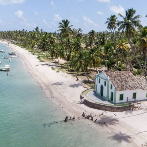 Praia de Carneiros em Pernambuco tem mar verdinho e paisagem de encher os olhos