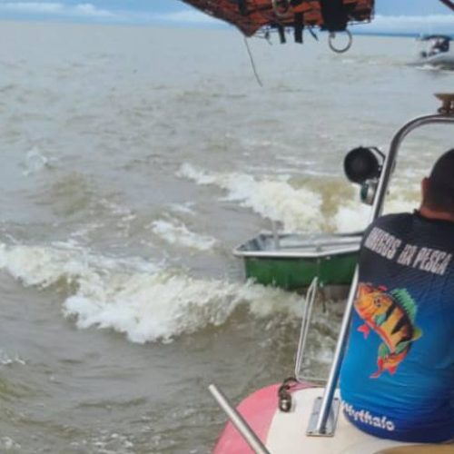 Pescadores naufragados são resgatados por bombeiros militares no Lago de Palmas