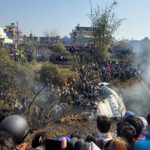 Queda de avião deixa dezenas de mortos no Nepal