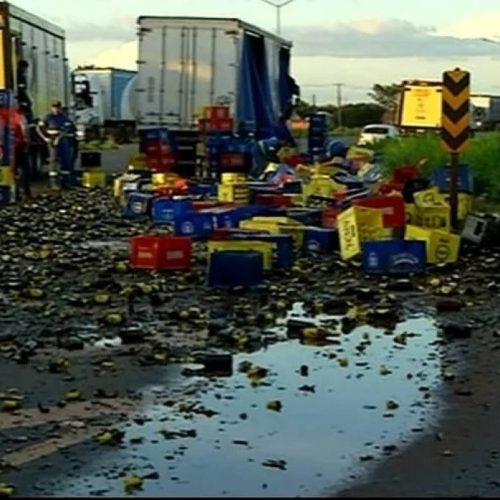 Lona de caminhão rasga e carga de bebidas cai em rodovia de Araguaína