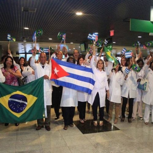 "Retrocesso" afirmam médicos brasileiros após retorno de programa que traz médicos cubanos ao Brasil