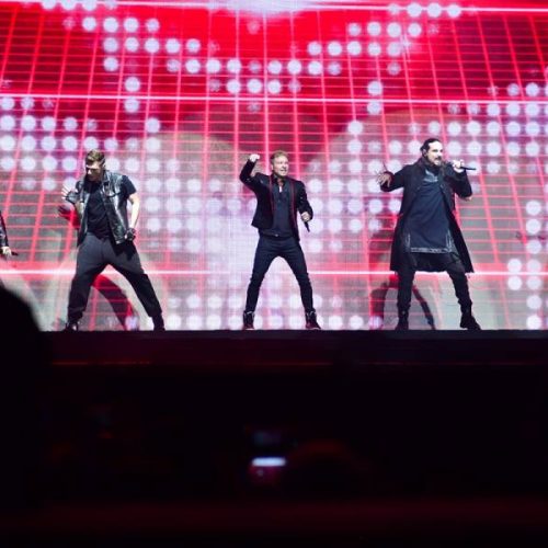 Revivendo os clássicos dos anos 90, mais de 45 mil fãs prestigiam performance do quinteto Backstreet Boys