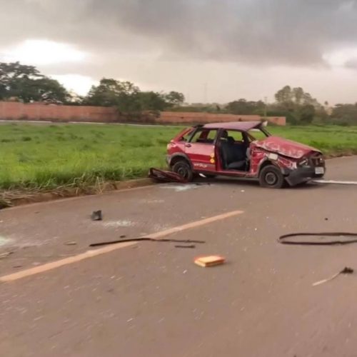 Acidente em frente a AABB de Colinas deixa carro totalmente destruído; vídeo