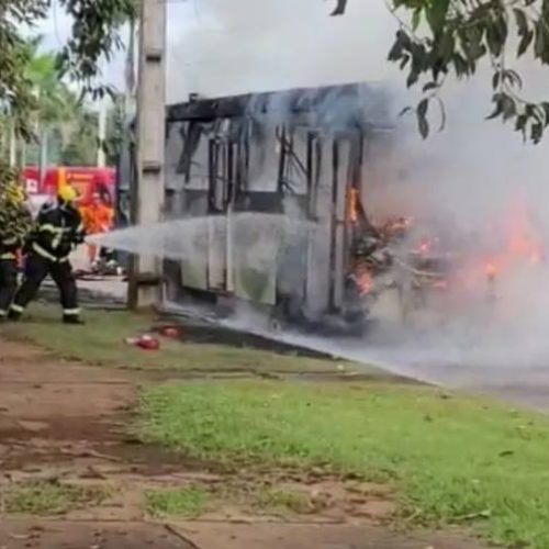 Ãnibus do transporte coletivo de Palmas fica totalmente destruído após pegar fogo na JK; veja