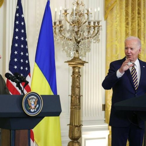 Durante visita surpresa a Kiev, Biden promete ajuda militar