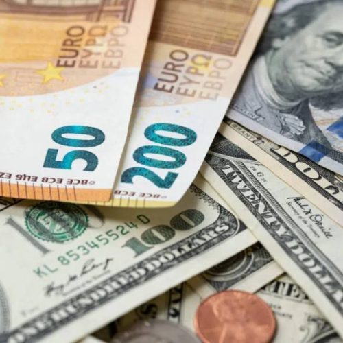 Dólar opera em baixa e Euro em alta no 1Âº dia de março: moeda norte-americana está cotada em R$ 5,23