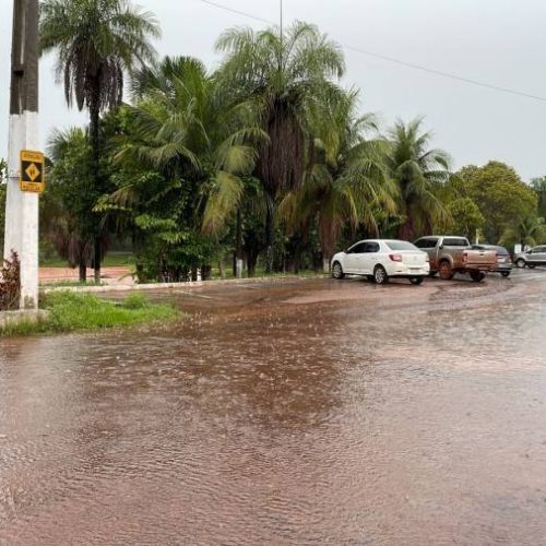 Chuva intensa em Colinas deixa ruas e casas alagadas; veja imagens