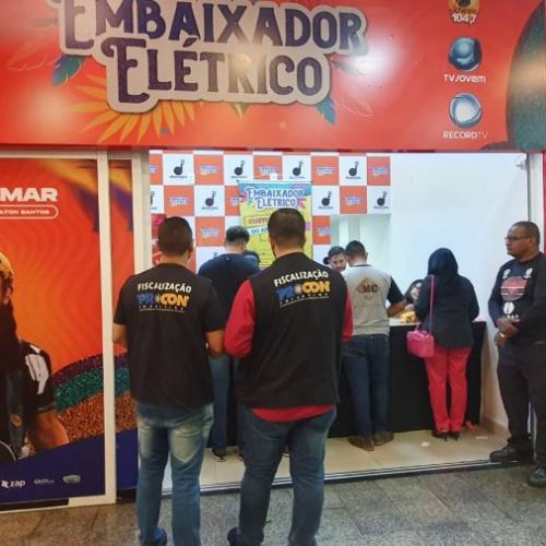 Procon notifica empresa por proibir entrada de bebida e comida no show do Embaixador Elétrico