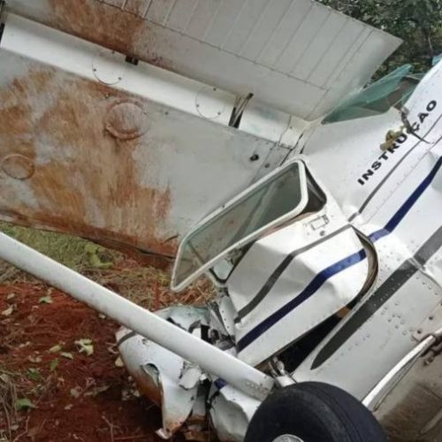 Aeronave de treinamento cai em Luzimangues e deixa piloto gravemente ferido; veja imagens