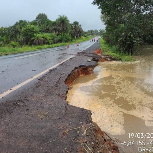 Trecho entre WanderlÃ¢ndia e Darcinópolis é interditado após parte da pista desmoronar; confira as rotas alternativas