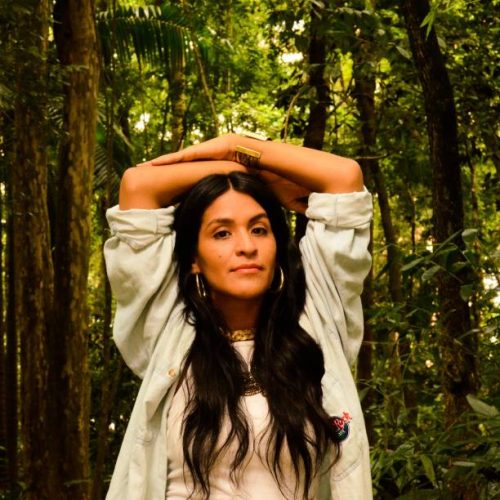 Brisa Flow é a primeira artista indígena a se apresentar no palco principal do Lollapalooza Brasil