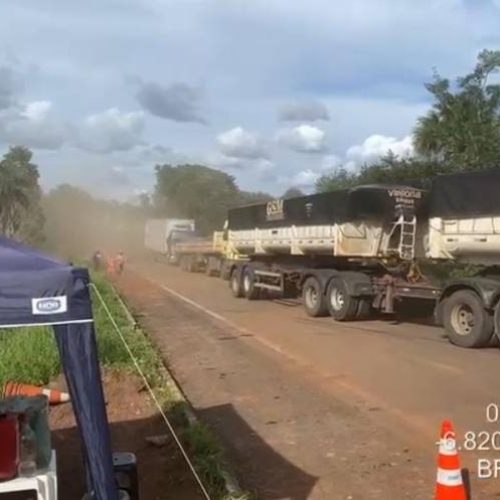 Caminhoneiros furam bloqueio de trecho em reconstrução; vídeo