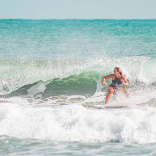 Influenciadora e surfista,  vítima de machismo, conta como supera adversidade e concilia maternidade, trabalho e o esporte