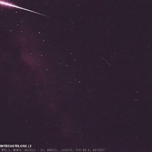 Meteoros cruzam céu de Monte Castelo/SC e cÃ¢mera registra fenômeno; assista