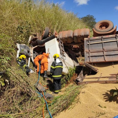 Motorista fica com pernas presas Ã s ferragens após carreta que dirigia tombar