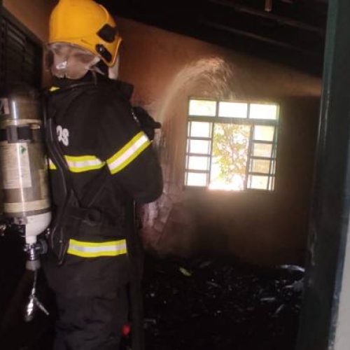 Galpão com sacos de carvão pega fogo em Pedro Afonso