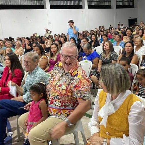 Omar Henneman faz palestra com tema "Mãe: o verdadeiro sentido da vida" e reúne centenas de mães em Bandeirantes