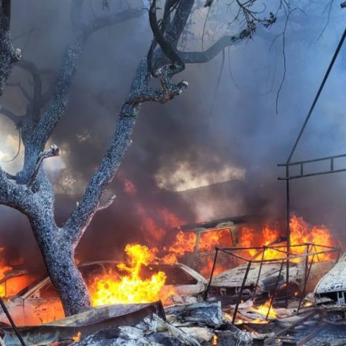 IncÃªndio de grande proporção em pátio de funerária de Palmas deixa dez carros destruídos; imagens