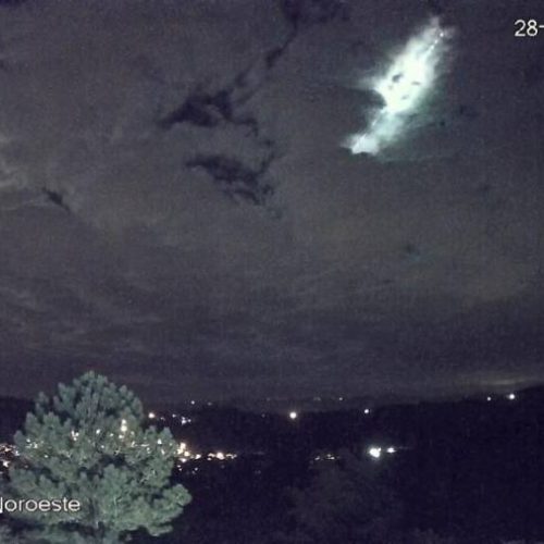 Meteoro tão brilhoso quanto a luz da lua cruza céu do Sul do Brasil; veja imagens