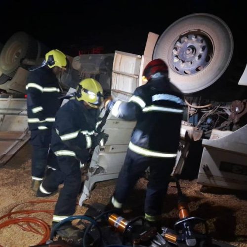 Motorista morre após carreta tombar e ficar soterrado por grãos na TO-080