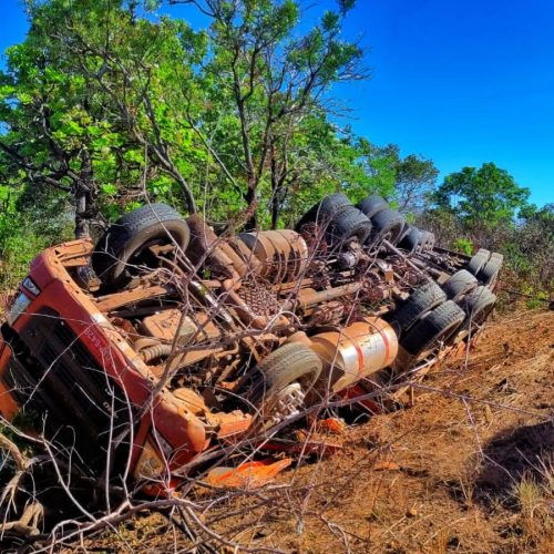 Susto: Carreta capota e fica de rodas para cima, após tentar se desviar de carro funcionário na BR-153, entre Colinas e BrasilÃ¢ndia