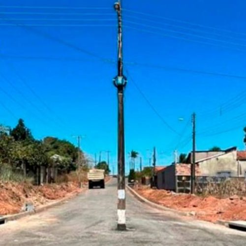 MPTO aciona companhia de energia elétrica para retirada de poste instalado no meio de via pública em Colinas do Tocantins