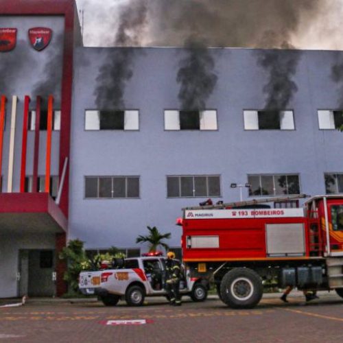 Escola infantil pega fogo em Palmas e bombeiros usam 25 mil litros de água para conter as chamas; vídeo