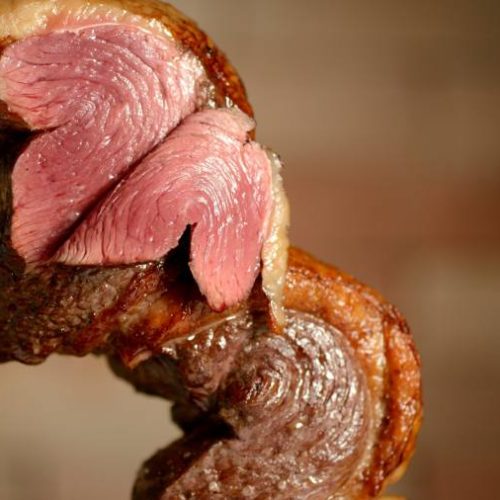 A picanha está mais barata? Entenda a queda no valor do corte