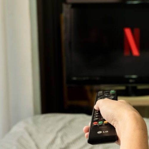 Sextou com o controle na mão! confira o listão de novidades de filmes e séries disponíveis na Netflix; julho e novidades do mÃªs de agosto