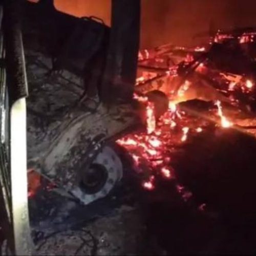 VÃDEO: Motorista de picape morre carbonizado após bater em caminhão; batida destruiu os dois veículos e causou incÃªndio nas margens de rodovia