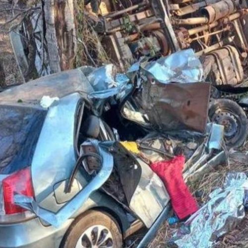 Acidente fatal entre carro de passeio e caminhão, deixa uma mulher, duas crianças e um bebÃª mortos; motorista fugiu do local